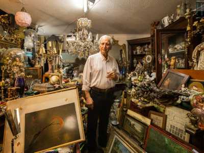 �Facevo il professore � dice salutandoci Dario, immerso nel suo mondo � ma un giorno ereditai una palazzina ricca di roba che dovevo smaltire: cos� cominci� quasi per caso la mia attivit�. Aprii nel 1968 una sede a Molfetta e nel 1990 quella di Bari�